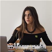 Experte en médias nouveaux et son, diplômée de l'ESAAix, offre des cours de création et analyse artistique, sonore vidéo et histoire de l'art à Aix-en-Provence et en ligne